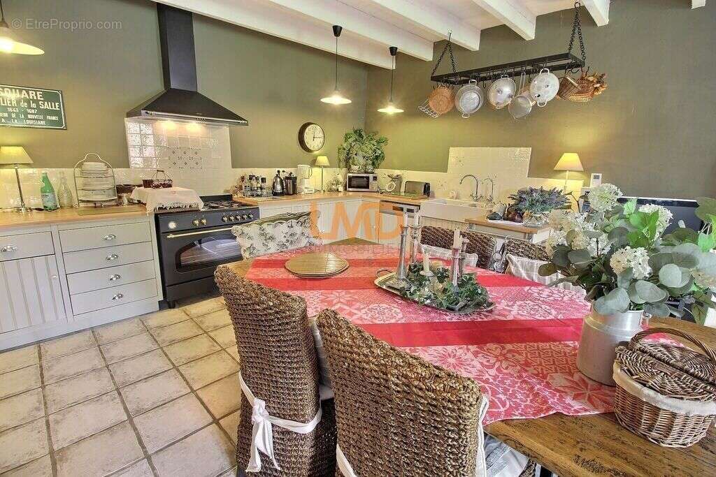 Maison de charme avec piscine et dépendances – 218 m² – (17400) - photo 3
