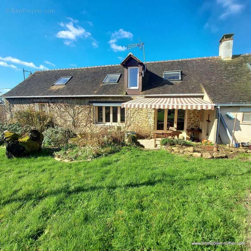 Maison à NEUVILLE-SUR-SARTHE