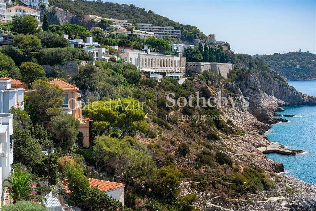 Cap de Nice, villa pieds dans l'eau de 229 m² avec accès direct à la mer et deux garages - photo 3