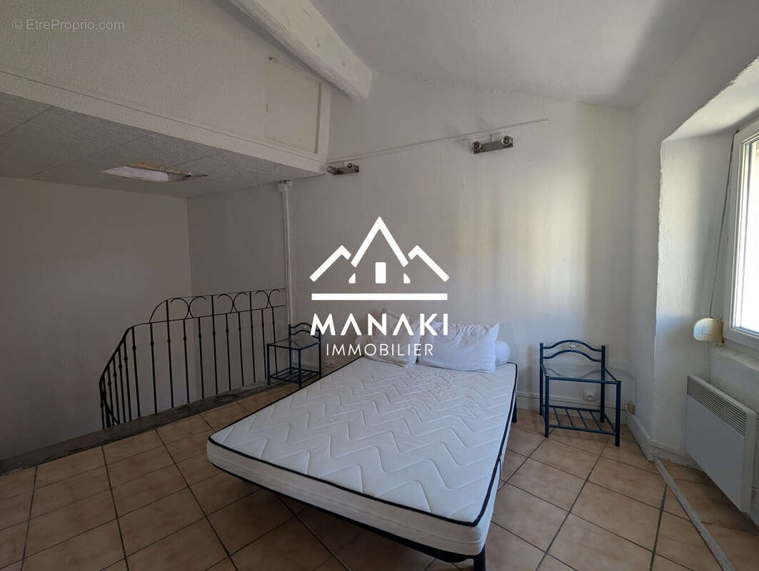 Chambre de 15 m² au 2ème étage - Appartement à SAINT-LAURENT-DE-LA-SALANQUE