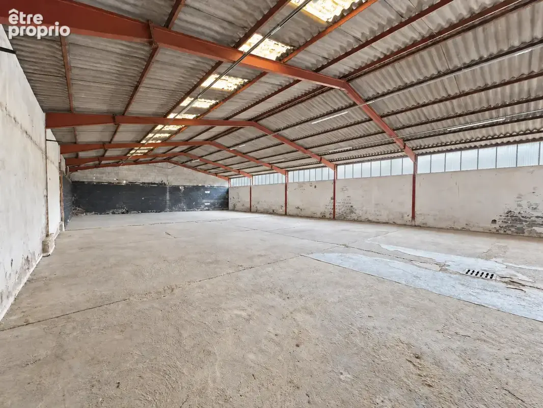 Local professionnel avec zone de stockage et bureaux - photo 2