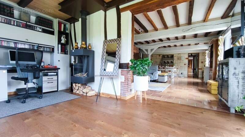 A 20 KMS de Fécamp. Ensemble immobilier comprenant 2 habitations (303 m²);1 piscine; triple garage; Terrain 5215 m² - photo 9