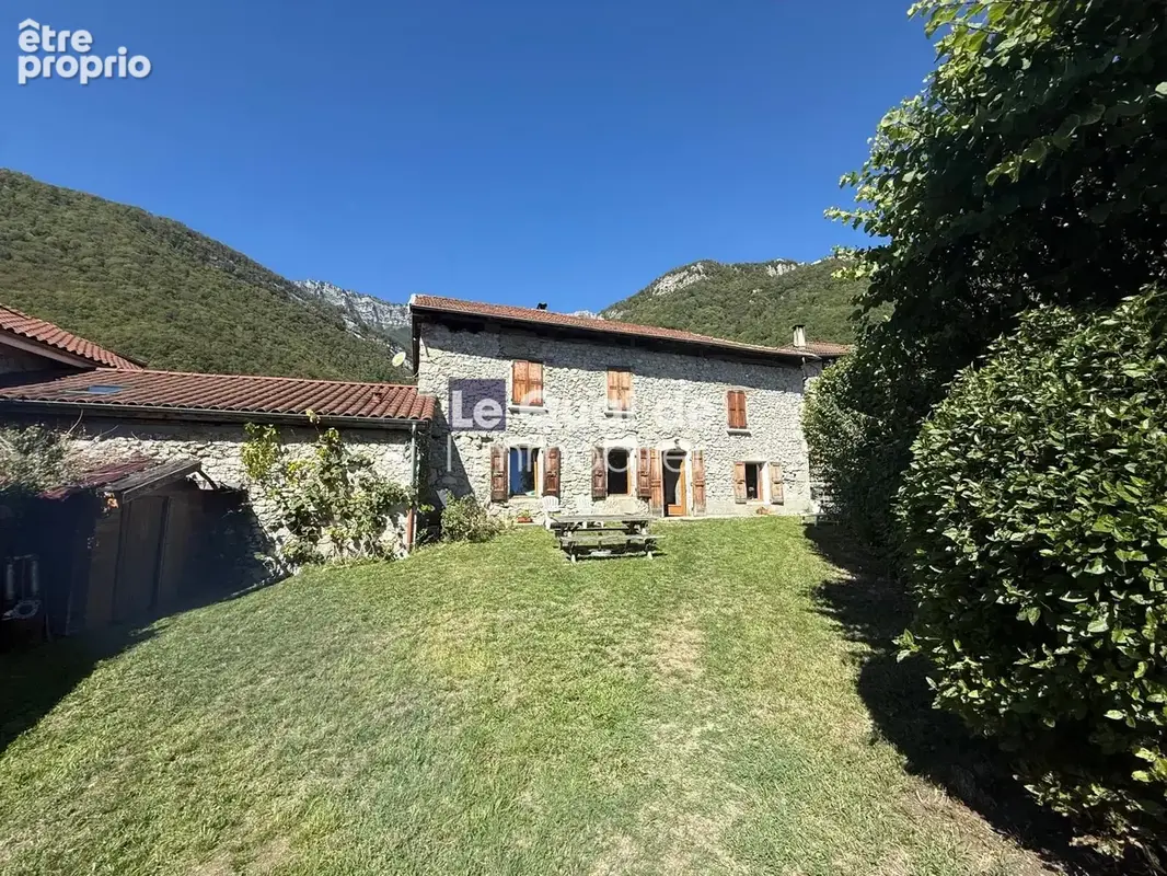 Photo Maison à Saint-Vincent-De-Mercuze au prix de 330 000€