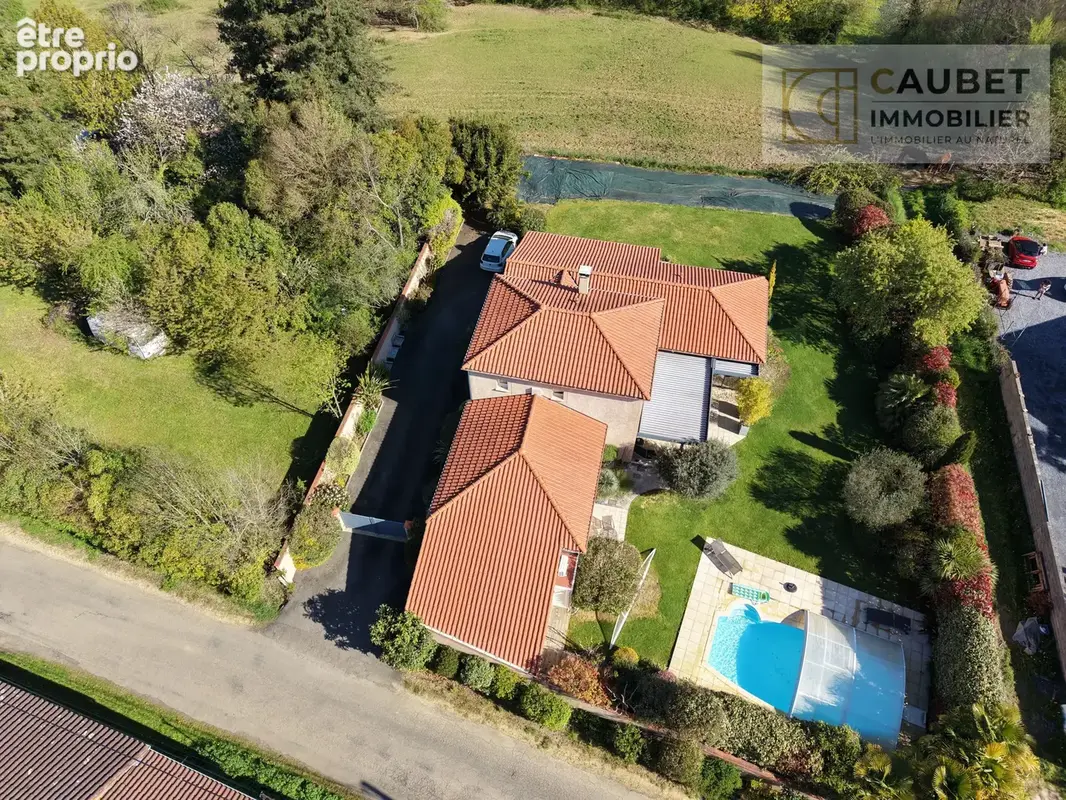 Maison familiale de 220,26 m² avec piscine et vue dégagée. - photo 15