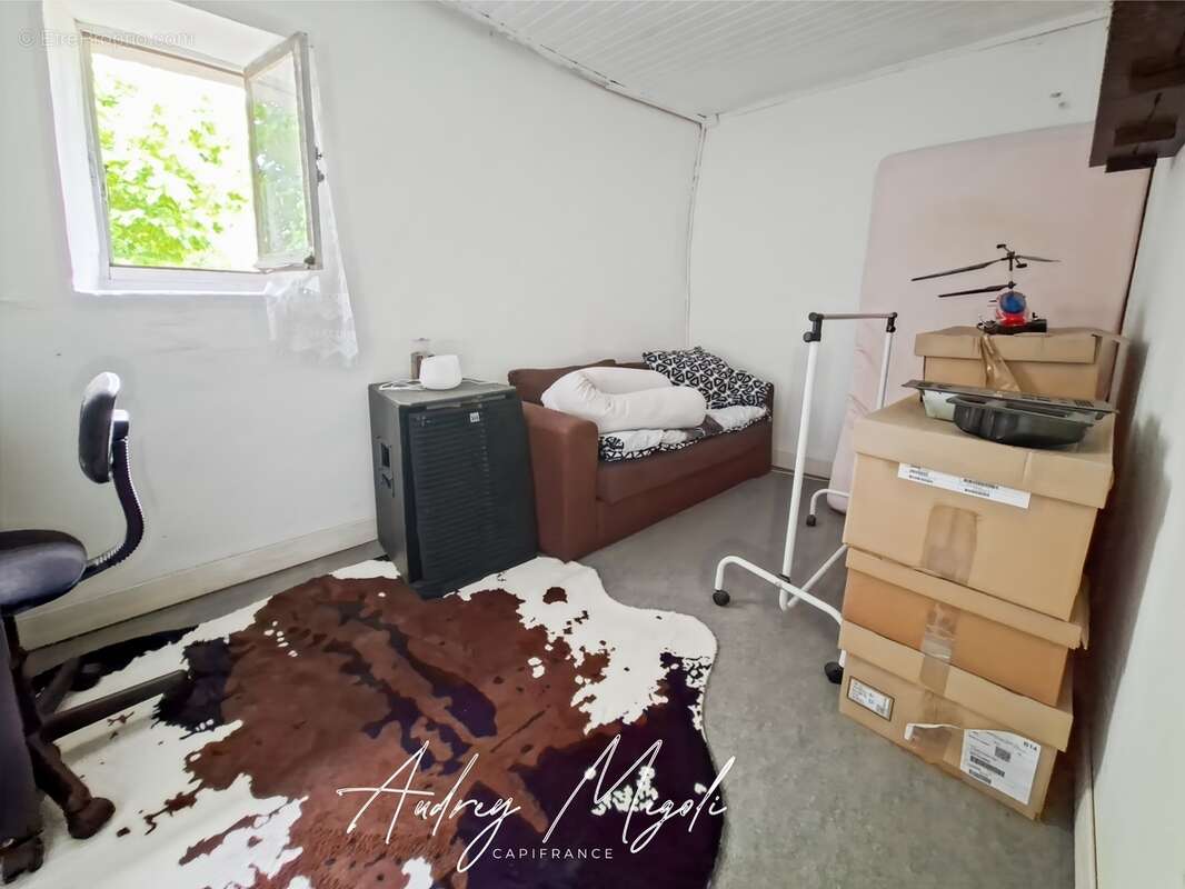 Maison en pierre au cœur de la nature, 109m², 3 chambres, garage et grande dépendance, au bord d'une rivière, terrain 1 hectare - photo 12