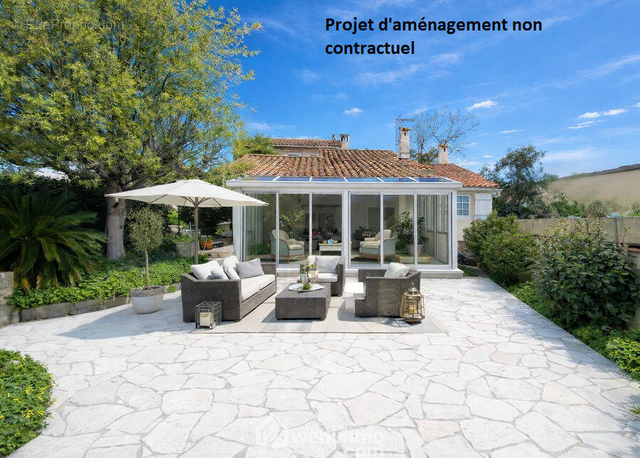 Proposition d?aménagement : terrasse avec salon de jardin et coin repas, complétée par une véranda projetée, au c½ur d?un jardin paysager. - Maison à SAINTE-MAXIME
