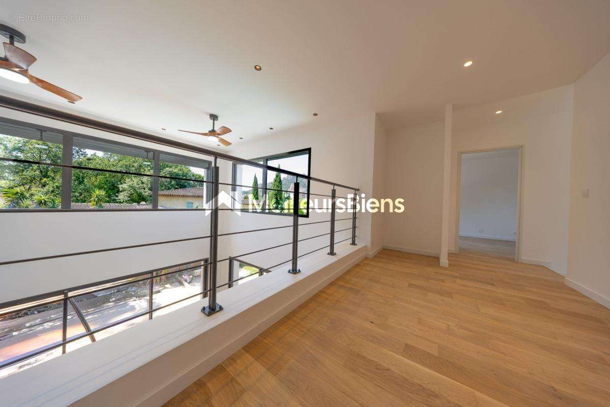 Maison à ROQUEBRUNE-SUR-ARGENS