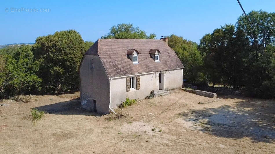 Maison en pierre à rénover sur 4,8 hectares - photo 2