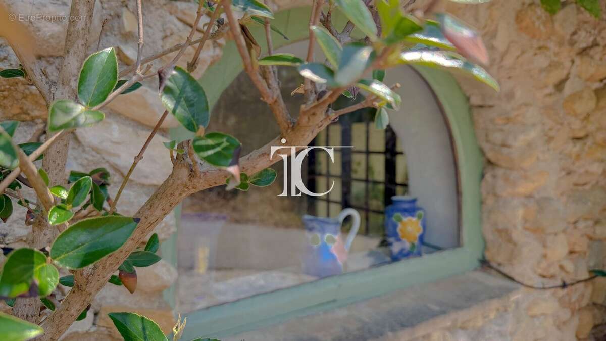 Maison de charme avec vue dégagée, dépendances et grand terrain méditerranéen - photo 5