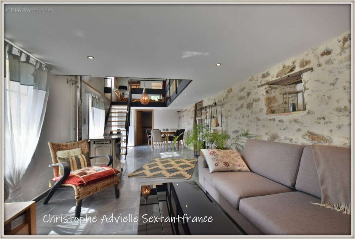 Domaine avec maison d'habitation et piscine, fonds de commerce pension féline et canine, stabulation sur 4 Ha - photo 2
