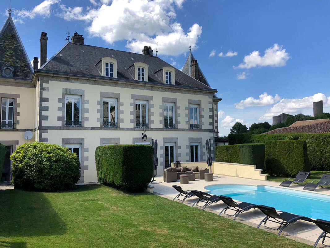 Superbe château de huit chambres entièrement rénové situé dans un magnifique parc - photo 9
