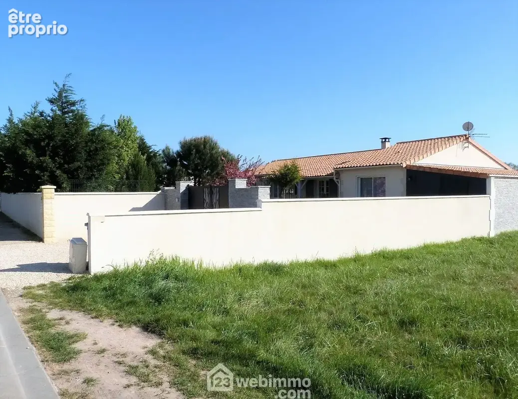 Vaste maison plain-pied de 185 m2 dans un quartier calme et résidentiel.