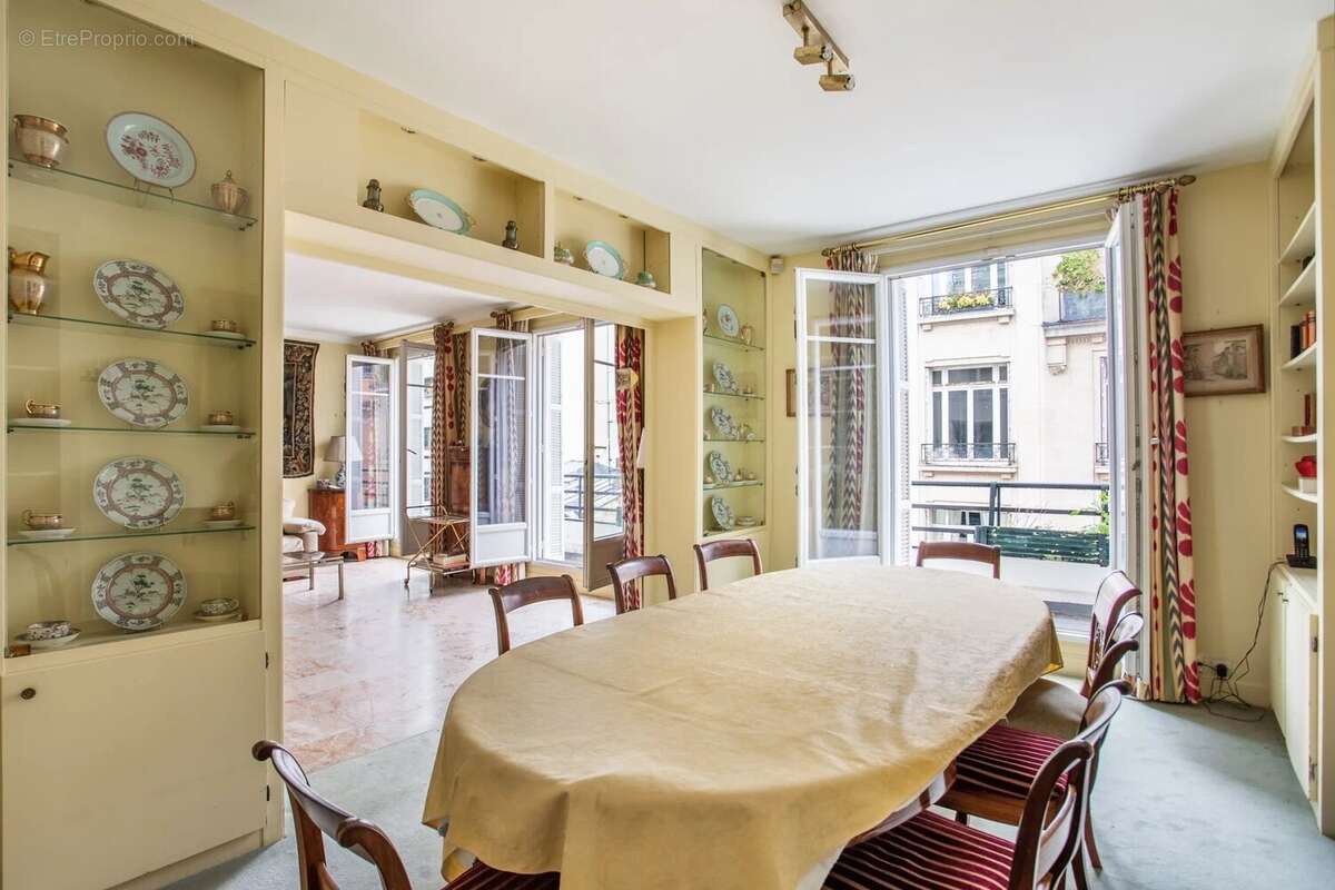 Appartement à PARIS-16E