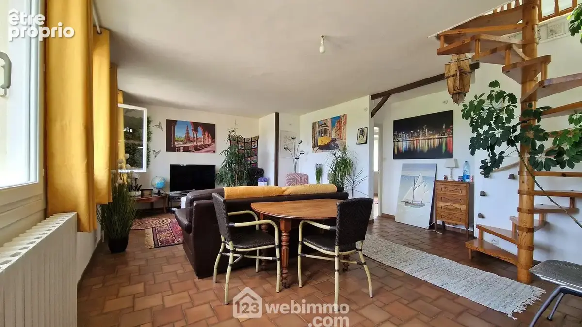 Un séjour double de 27 m² comprenant...