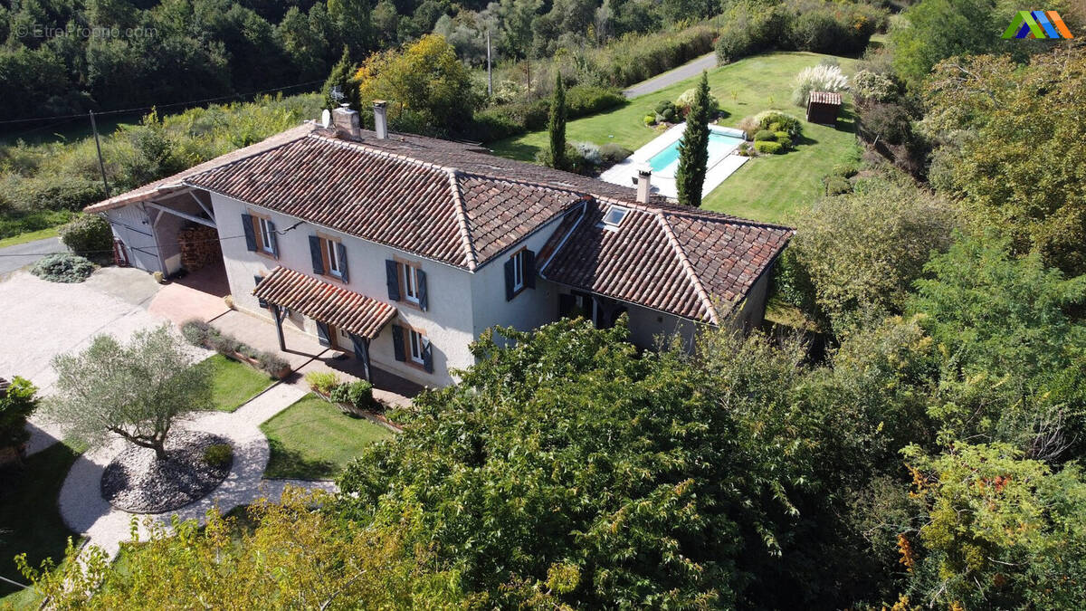 Vue aérienne de cette ferme rénovée avec piscine et jardin en Haute-Garonne.
