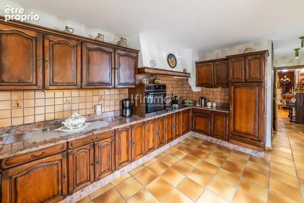 Maison, dotée de grands volumes, avec un fort cachet - photo 6