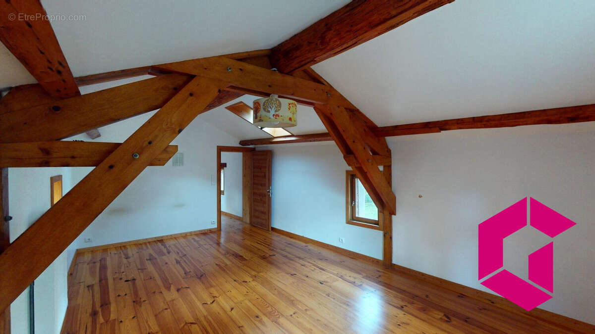 Maison à LE CHAMBON-FEUGEROLLES