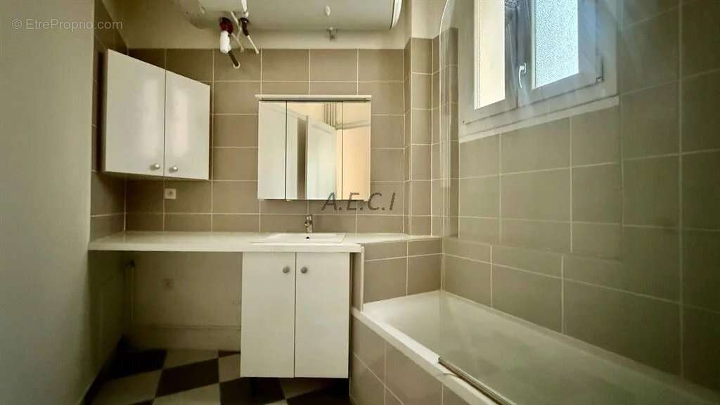 Appartement à COURBEVOIE