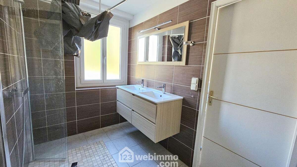 Au 1er étage, une belle salle d&#039;eau/WC toute neuve de 5 m². - Maison à VERT-LE-GRAND