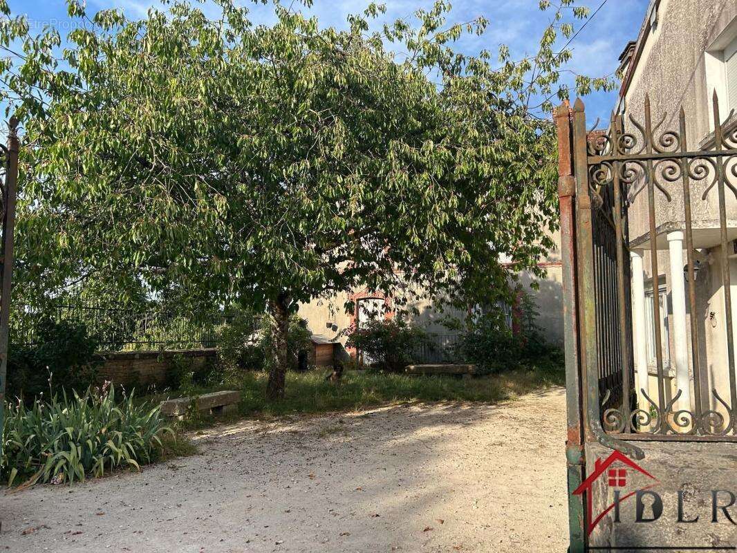 maison avec garage et terrain - photo 2