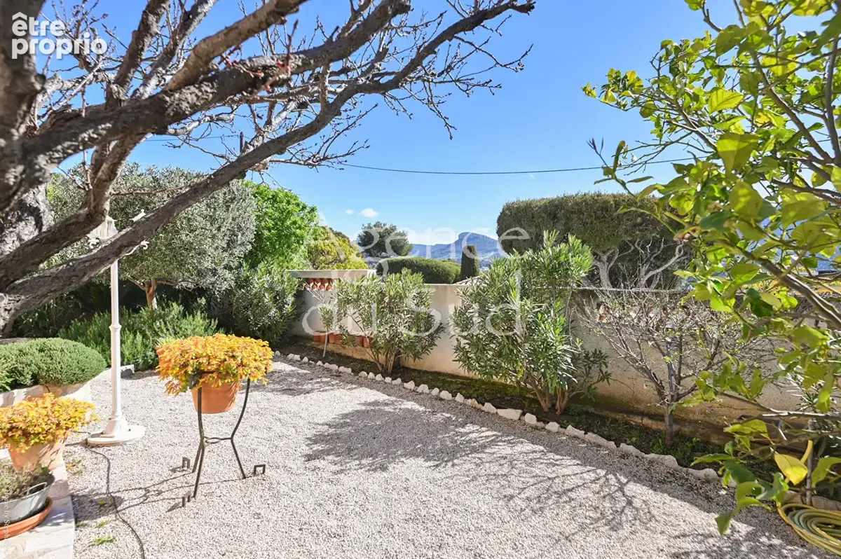 CASSIS - VUE MER ET CAP CANAILLE - Appartement type 2 avec jardin. - photo 4