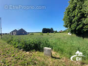 Terrain à SAINT-MAURICE-LES-CHARENCEY