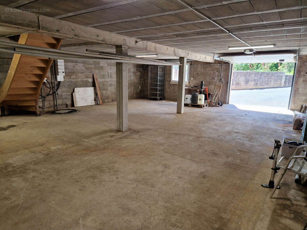Proche Périgueux MAISON de PLAIN PIED 146 m2 avec 4 chambres / Grand garage / Grand terrain avec PISCINE. - photo 22