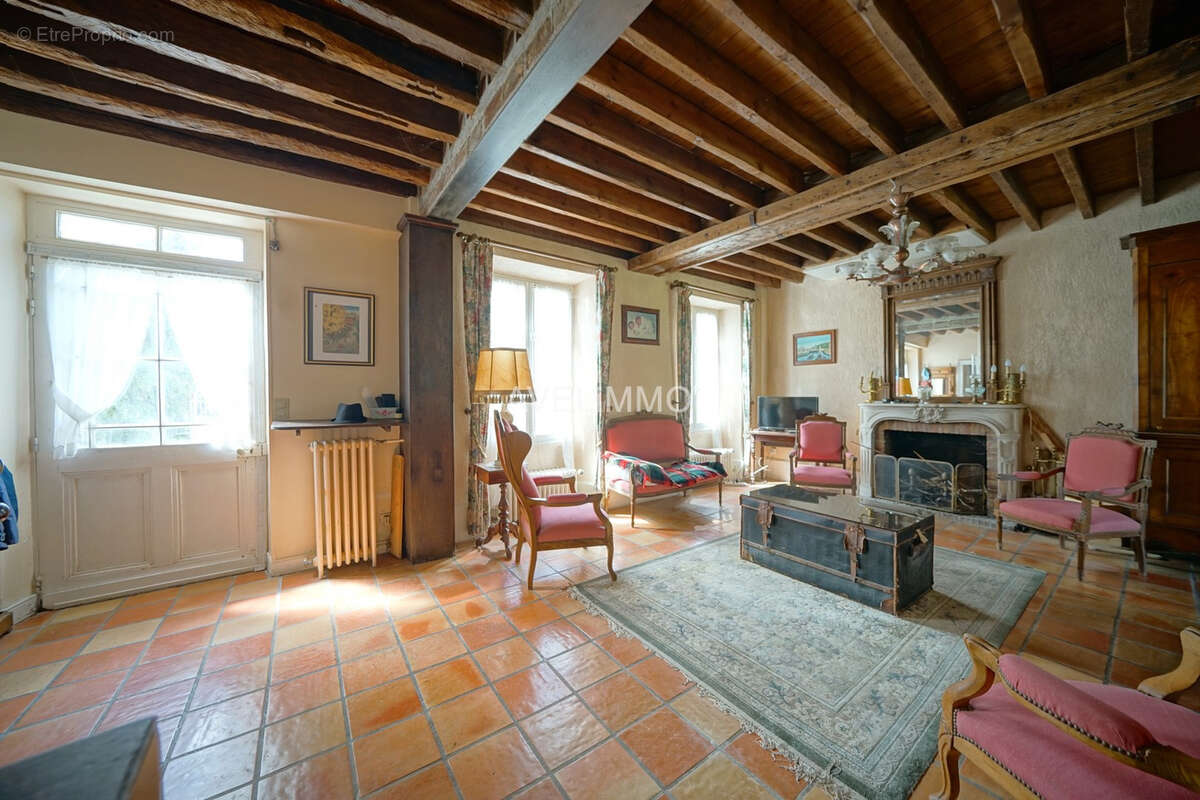 Maison à LA QUEUE-LES-YVELINES