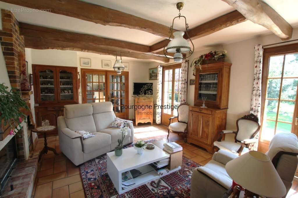 Maison familiale de 151 m² sur sous-sol avec piscine et parc clos de 3 051 m² - photo 9