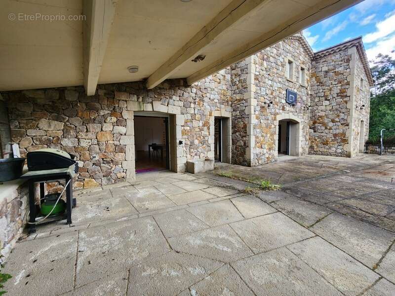  Propriété d'Exception à Banne : Le Luxe au Cœur de l'Ardèche Sauvage - photo 3