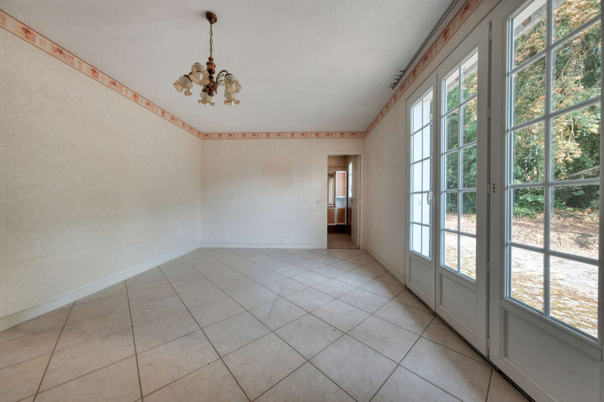 Maison familiale 10 pieces - 6 chambres - sous sol total - terrain de 1800m2 - photo 17