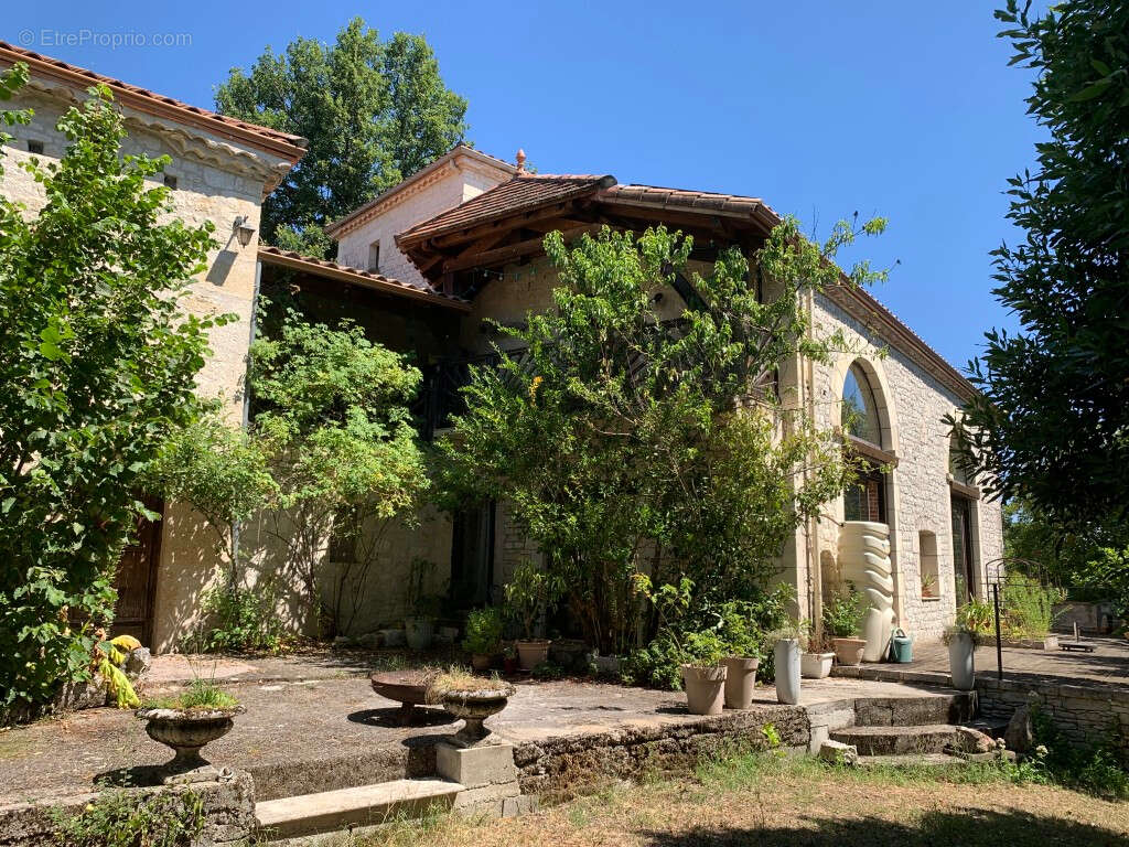46800 Montcuq -Propriété de caractère 420 m², 11 chambres, piscine et espace bien-être sur 2,5 ha - photo 14