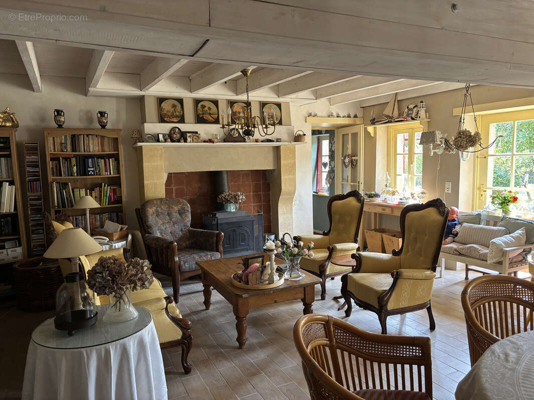 Maison à SAINT-DENIS-DE-JOUHET