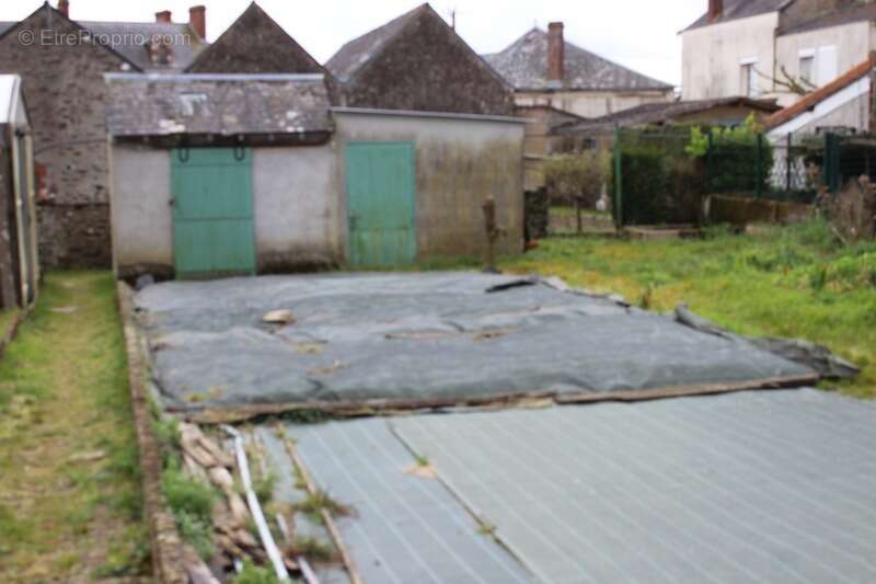 Maison à SAINT-PIERRE-MONTLIMART