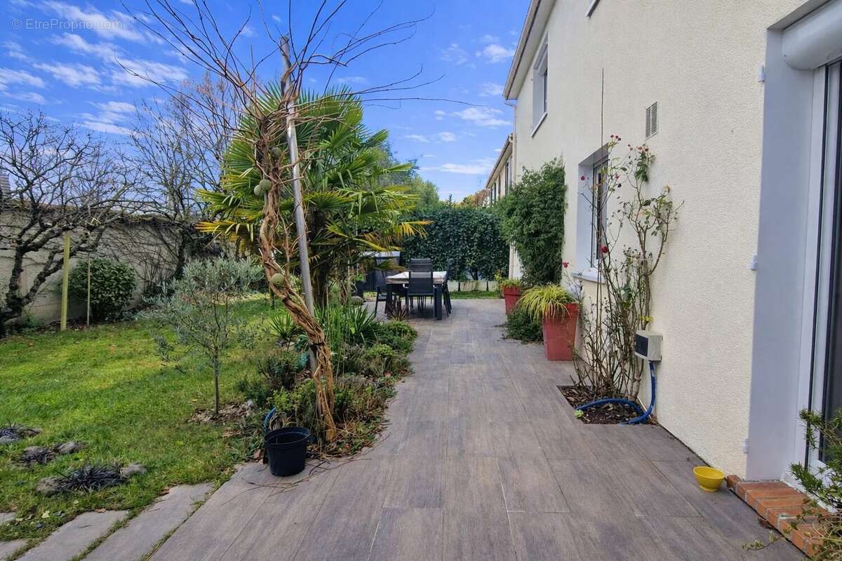 Maison à VOISINS-LE-BRETONNEUX