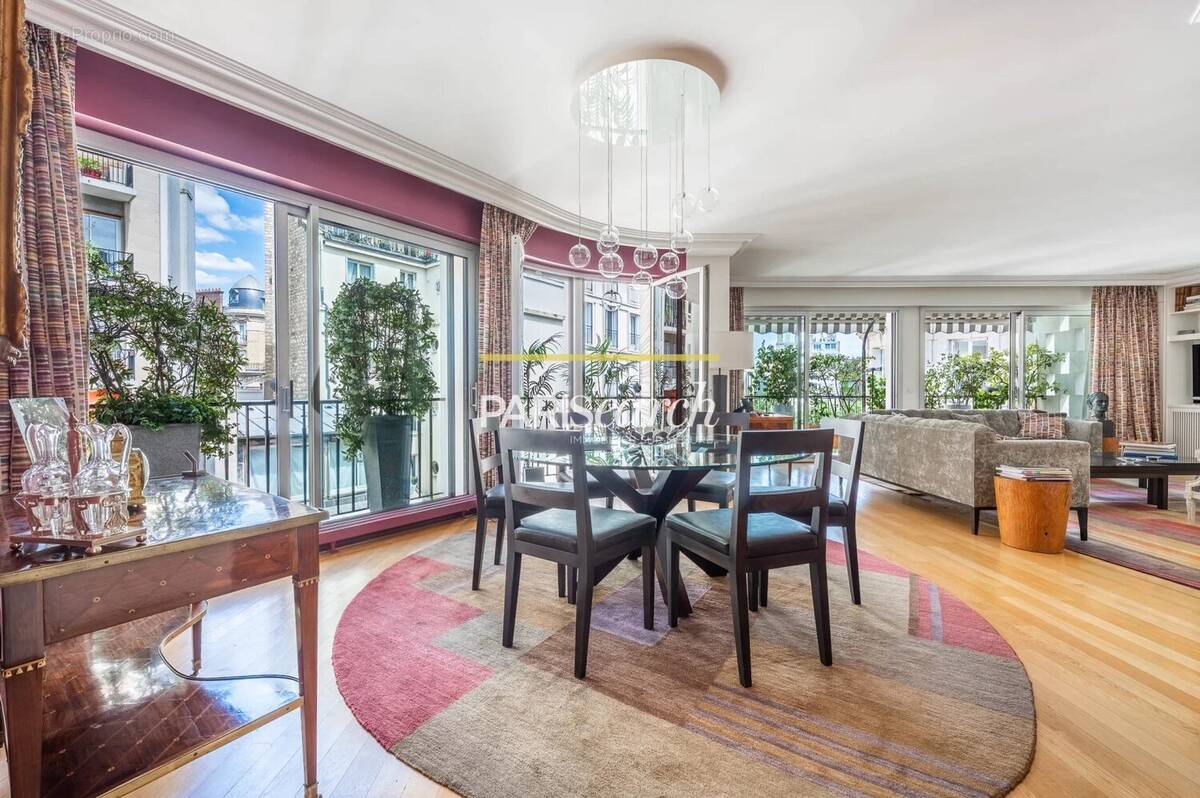 Appartement à PARIS-16E