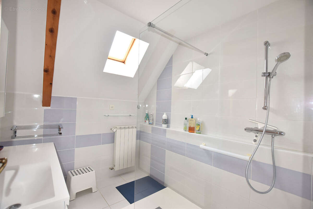 Maison à SAINT-REMY-EN-ROLLAT