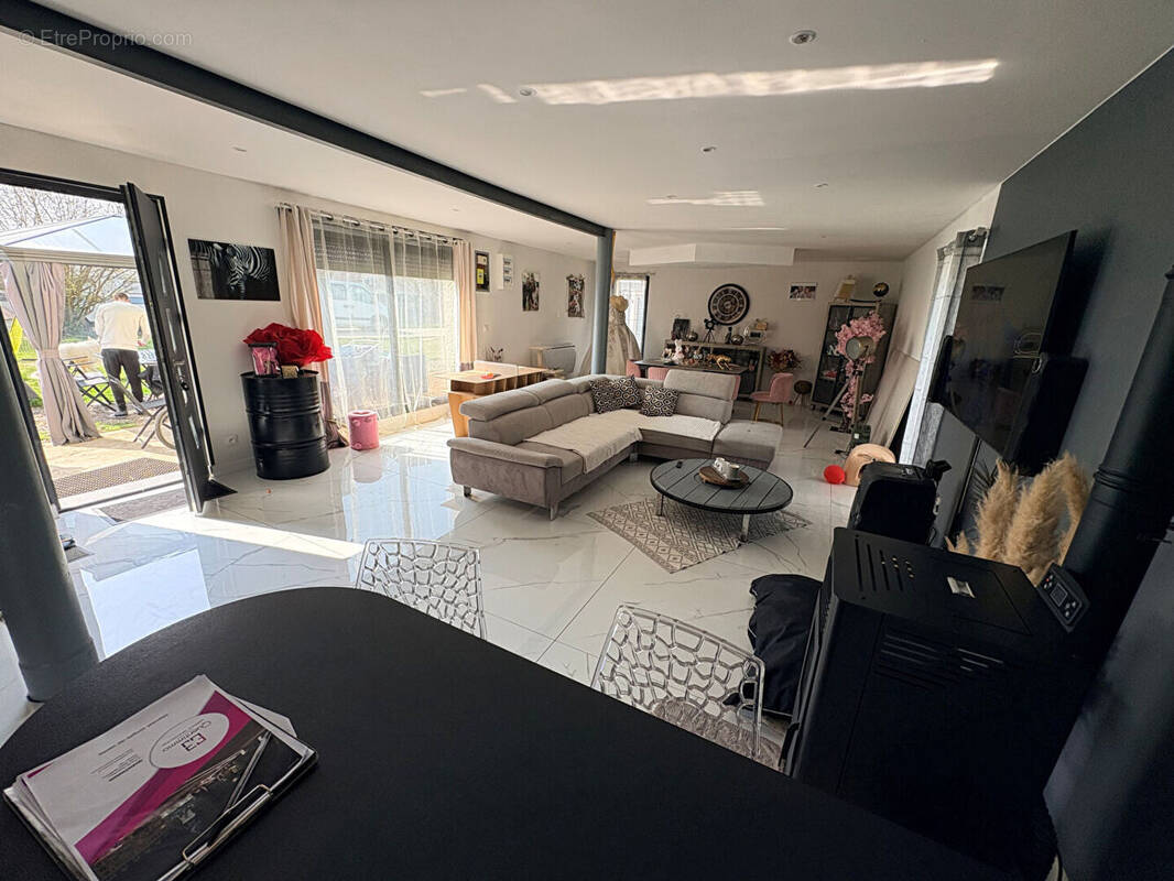 Maison à ETREILLERS