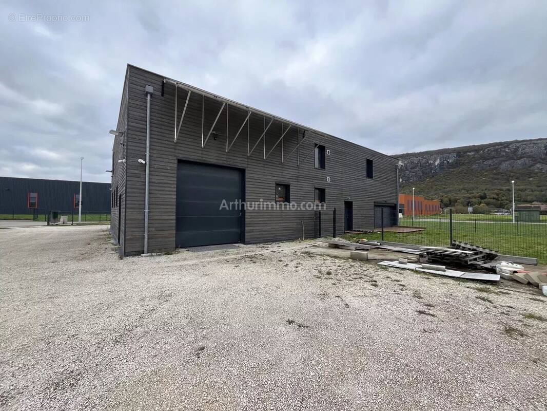 Commerce à VIRIGNIN