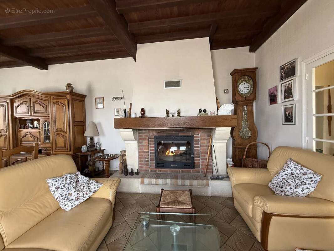 Maison à LA ROCHEBEAUCOURT-ET-ARGENTINE