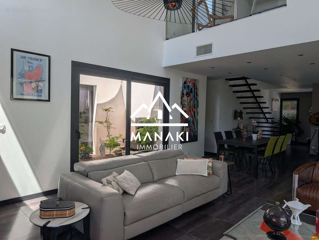 Salon avec patio à l'arrière - Maison à PERPIGNAN