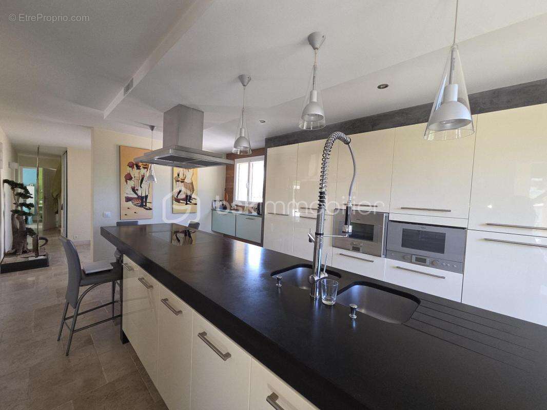 FRONTIGNAN – Élégante villa familiale de 195 m² de type 8 avec piscine, prestations haut de gamme et jardin paysager - photo 6