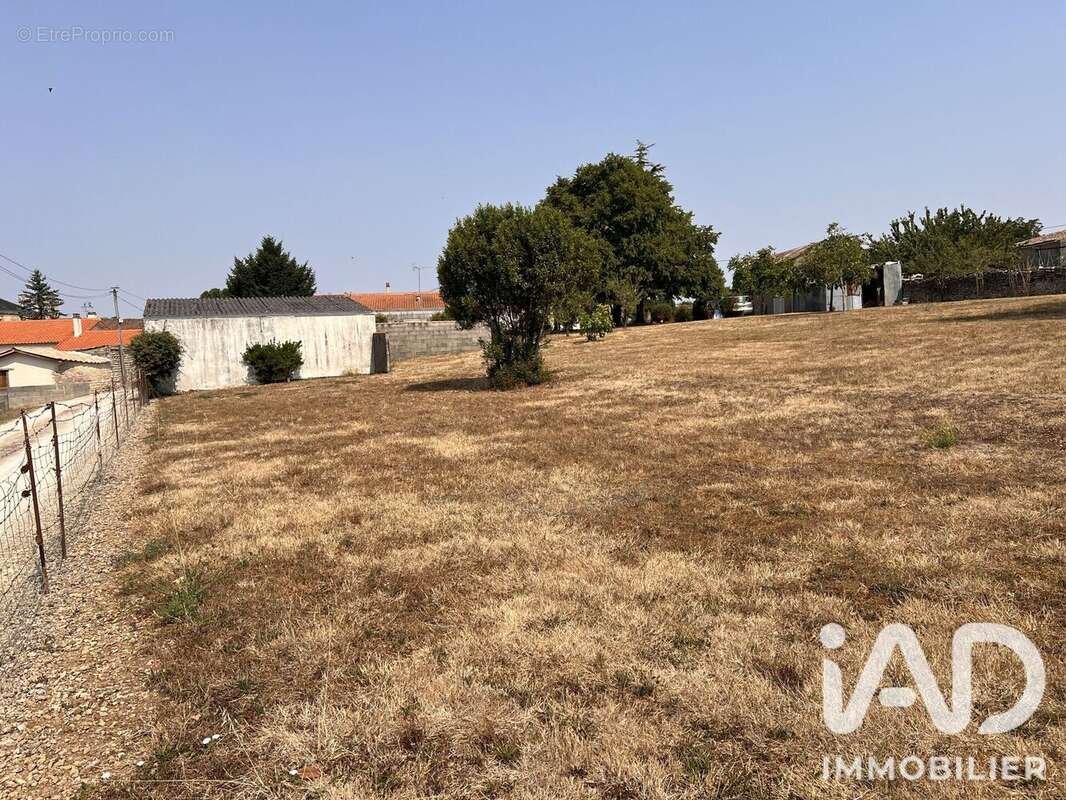 Terrain 1000 m² à Chef-Boutonne  - photo 5