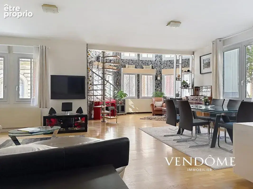 Lille, RUE ROYALE - Appartement 120 m² - 2 Chambres - Parking - photo 4