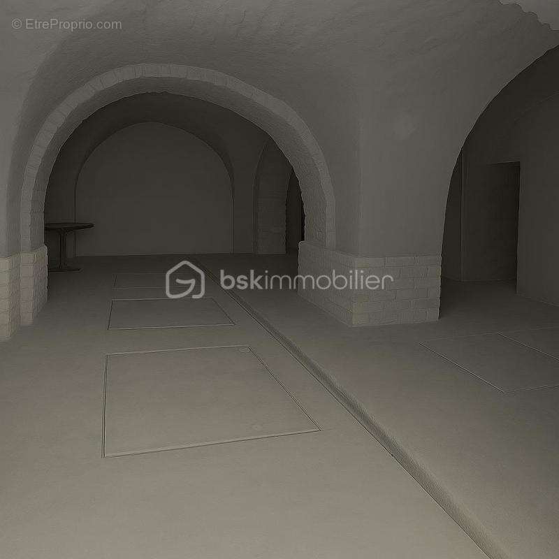 Nîmes – Proche Arènes  Murs Commerciaux à Vendre – 197 m² - photo 3