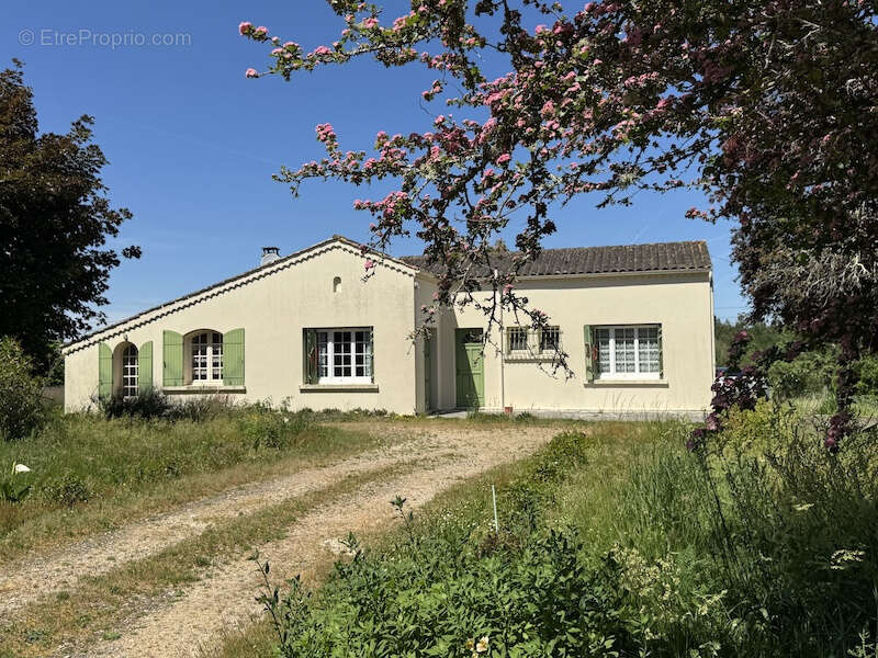 Maison à NEUVICQ