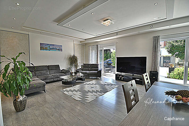 Maison à SAINT-DENIS-LES-BOURG