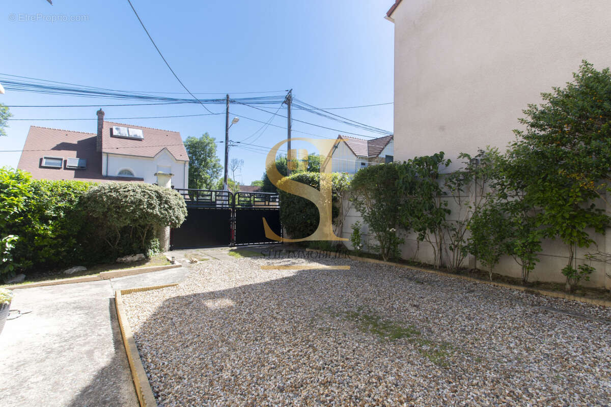 Maison à SAINTE-GENEVIEVE-DES-BOIS