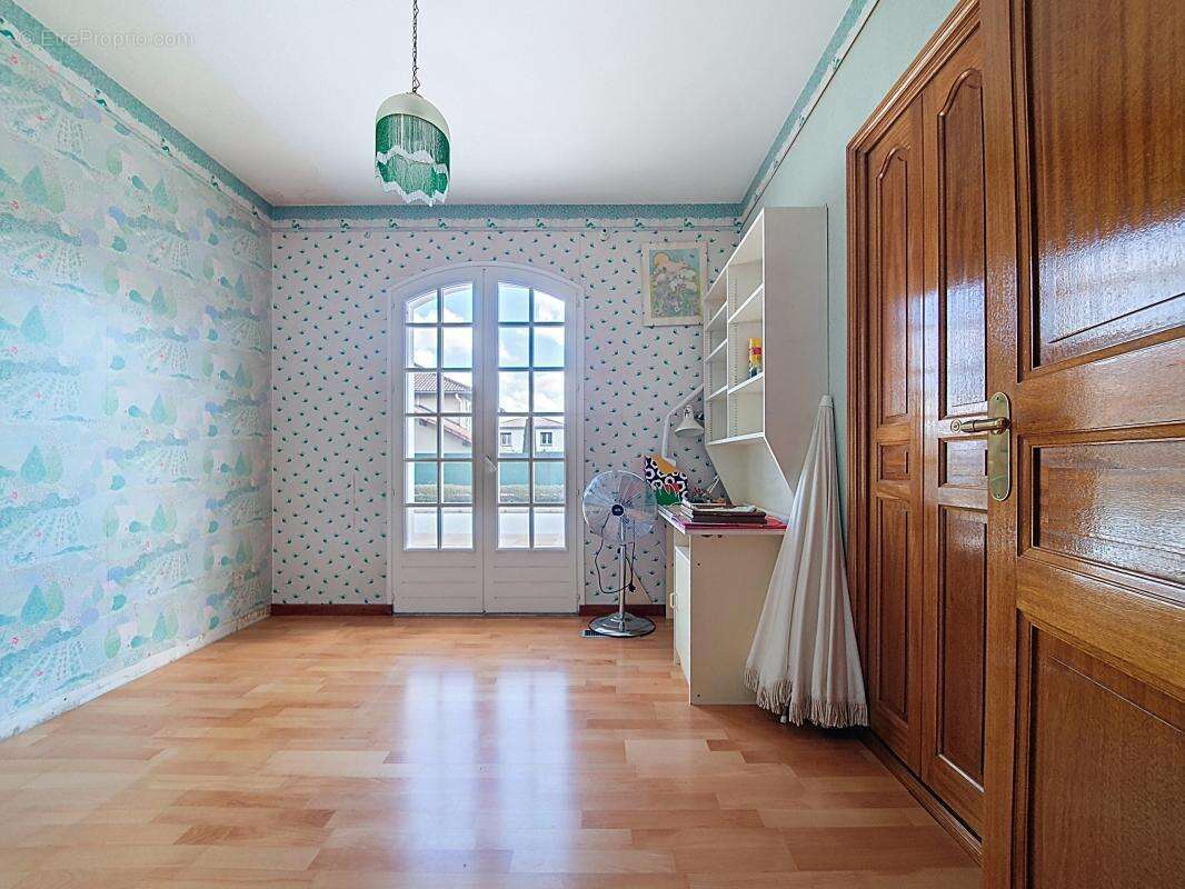 Maison - 4 Chambres - Bureau - Buanderie - Cave à vins - Garage - Piscine - Grande Cour - - photo 25