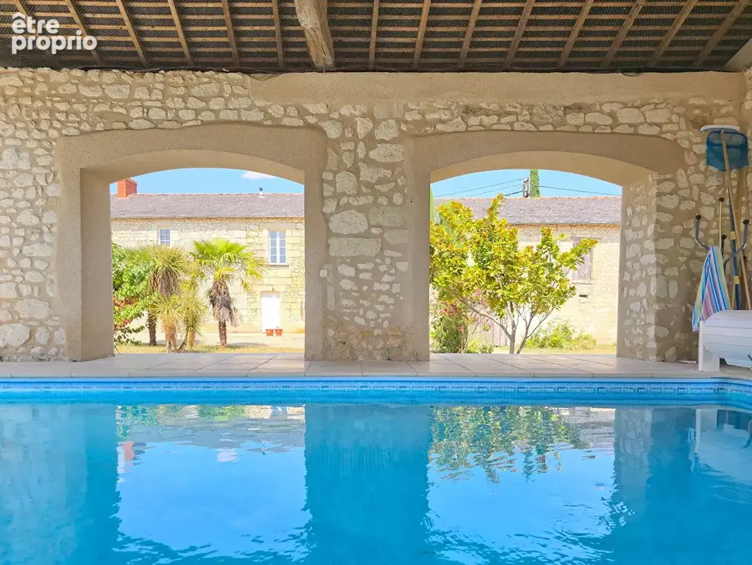 Maison de caractère à vendre à Vaudelnay avec piscine, dépendances et caves troglodytes - photo 14